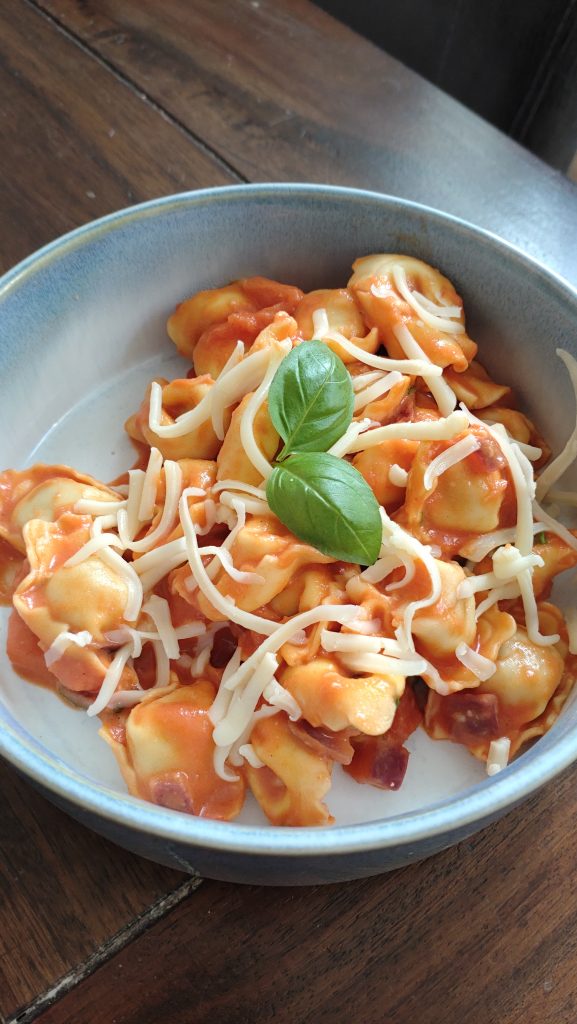 Tortellini in Tomatenkäsesahnesauce