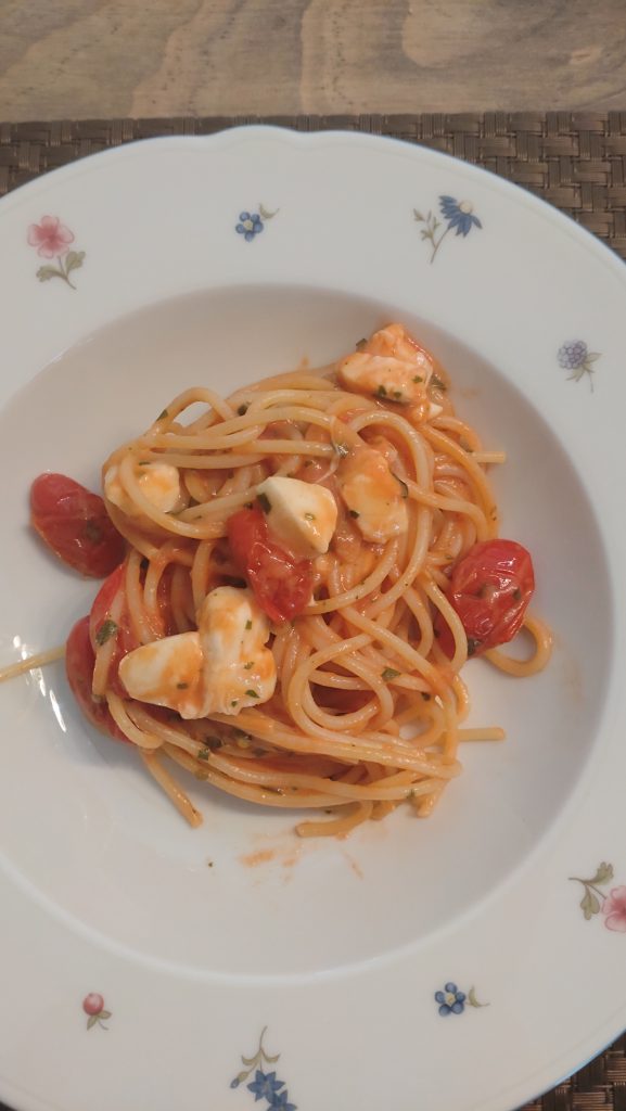 Nudeln mit Tomate-Mozzarella-Sahnesauce